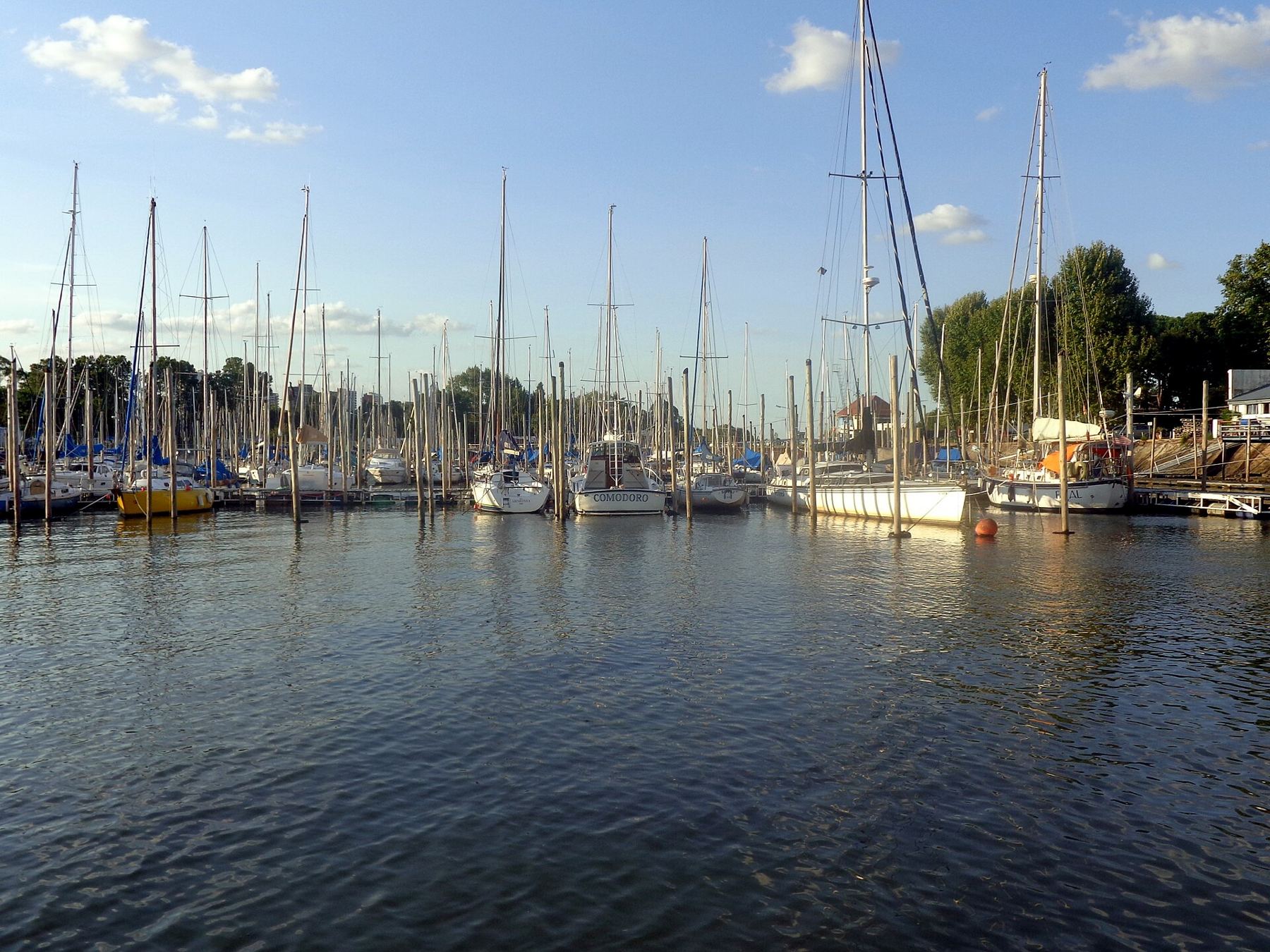 Mástiles y cascos amarrados en el Puerto de Olivos