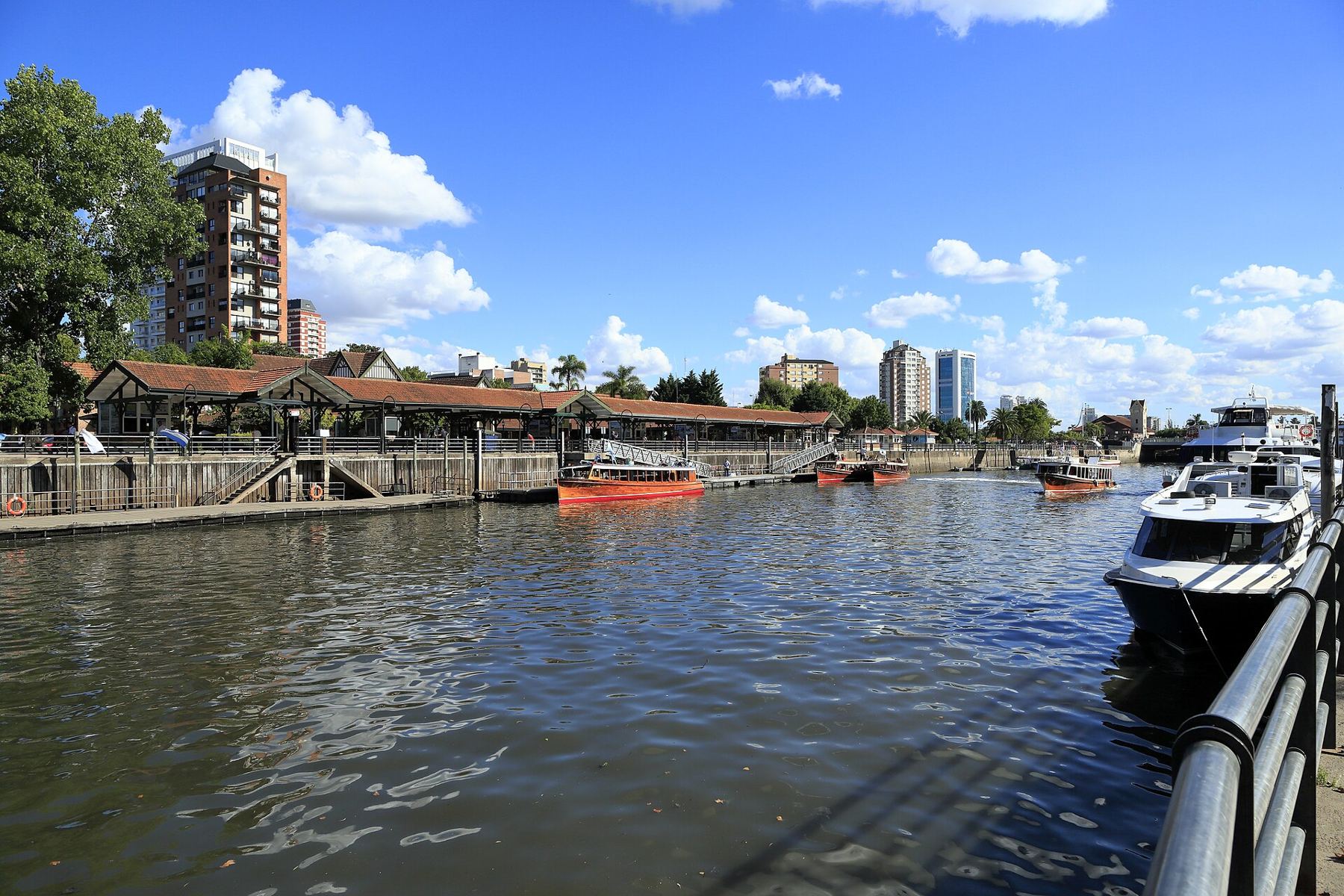 El río Tigre con embarcaciones amarradas frente a la estación fluvial