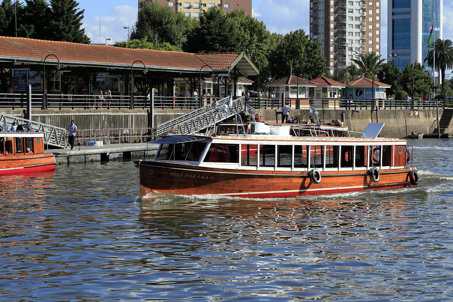 Una lancha de madera navegando el río Tigre frente a la estación fluvial